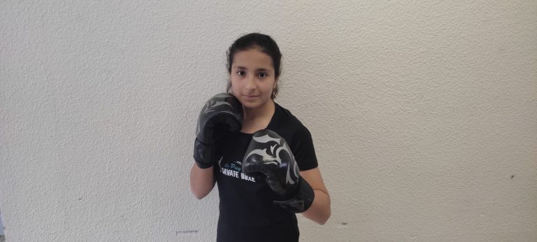 upptäck den nya mästaren i fransk boxning, ponote sara sadiki, och hennes imponerande prestationer inom sporten.