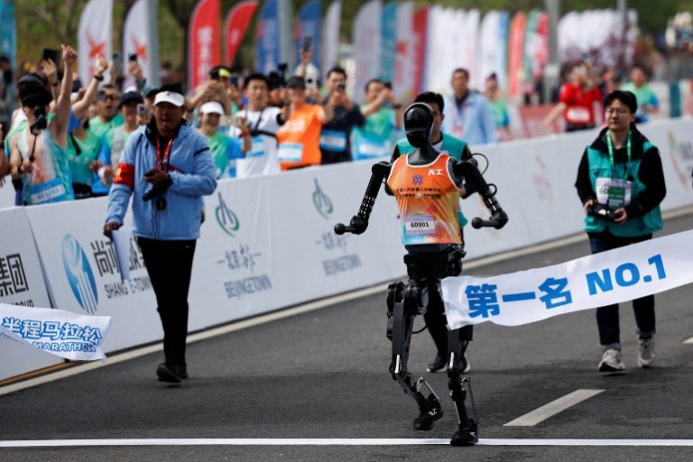 humanoida robotar imponerar i kina med sina avancerade kampsportsfärdigheter och banbrytande teknologi.