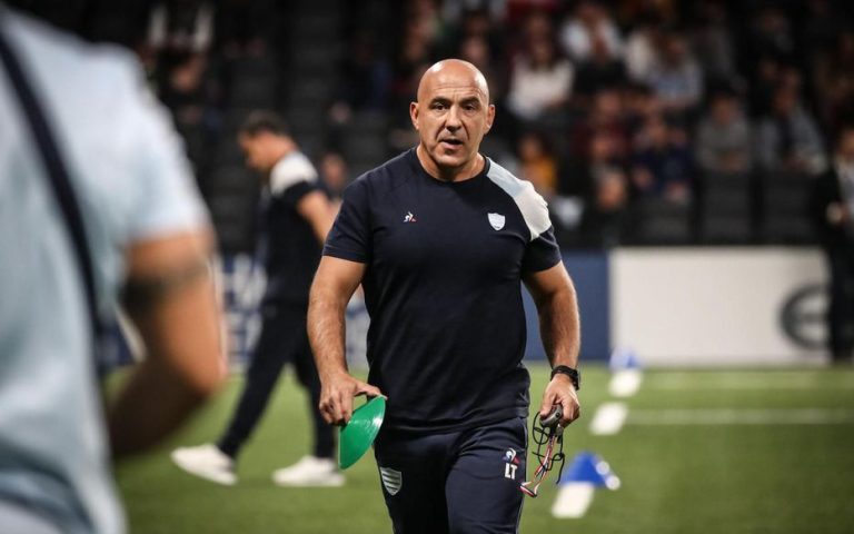 laurent travers, tyst rugbychef, leder laget med strategi och fokus för att nå framgång på planen.