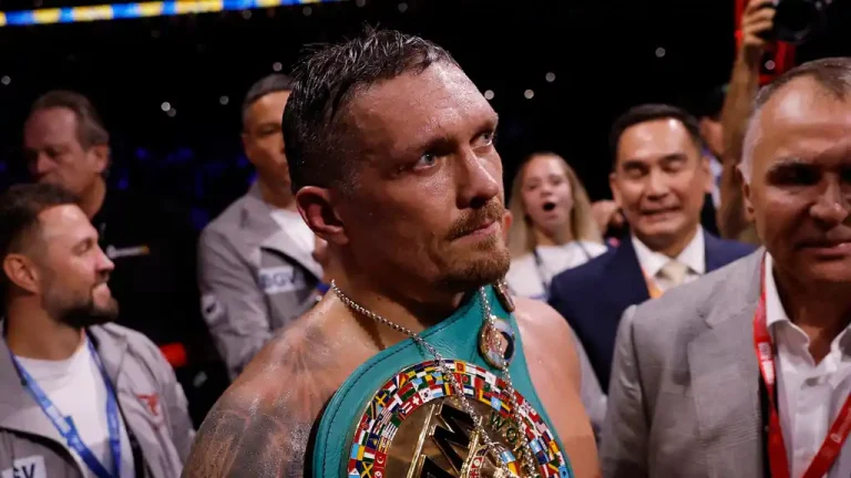 oleksandr usyk försvarar sitt wbc-bälte i en spännande boxningsmatch som visar hans styrka och skicklighet i ringen.