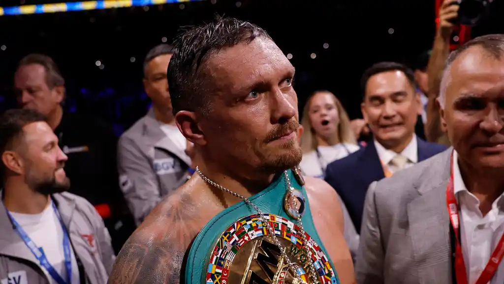 oleksandr usyk försvarar sitt wbc-bälte i en spännande boxningsmatch som visar hans styrka och skicklighet i ringen.