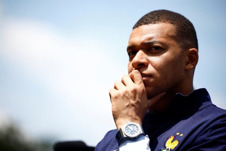 real madrid är i paris för att genomföra en knäundersökning av mbappé, vilket kan påverka framtida övergångar och lagets planer.