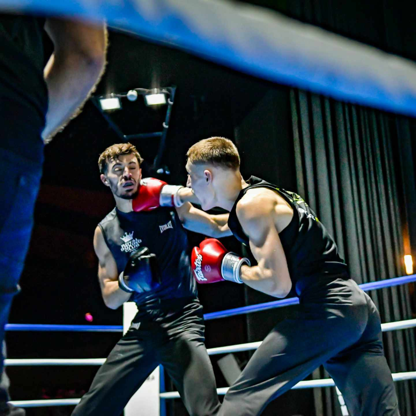 upptäck savate i paimpol – en unik kombination av fransk boxning och kampsport. perfekt för dig som vill förbättra styrka, smidighet och självförsvar i en vänlig och utvecklande miljö.